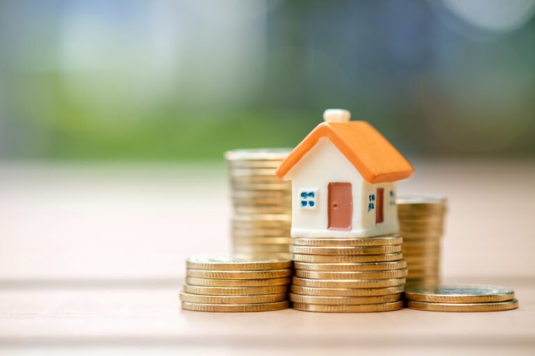Pourquoi les prix de l’immobilier sont-ils si élevés ? Comment le marché actuel affecte les coûts du logement.