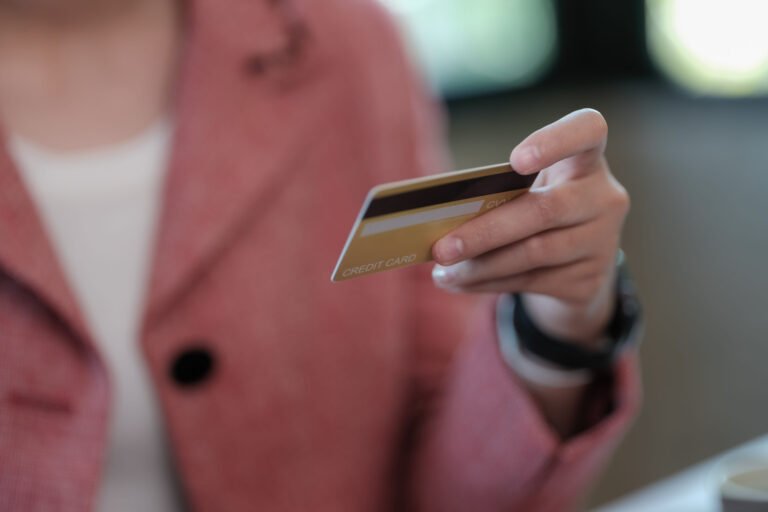 Carte prépayée ou carte de débit : quelle est la différence ?