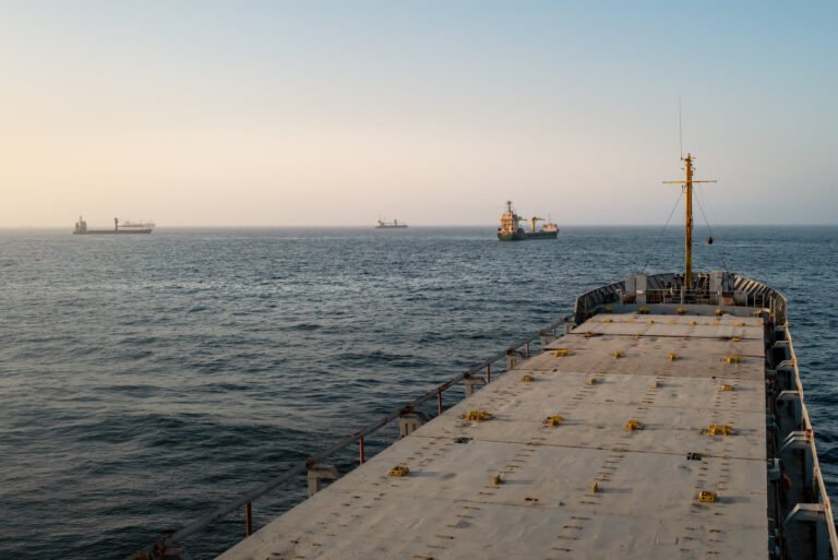 Le transport maritime rebondit dans le détroit d’Ormuz une semaine après l’accord américano-iranien – mais une confiance fragile menace la reprise