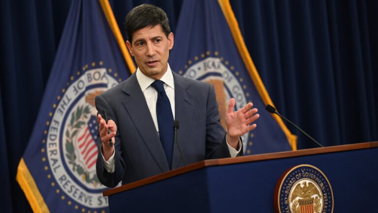 Warsh pense que le développement de l'IA aux États-Unis, d'une valeur de 700 milliards de dollars, fera baisser les prix, mais ses collègues préviennent que cela alimentera une inflation persistante.