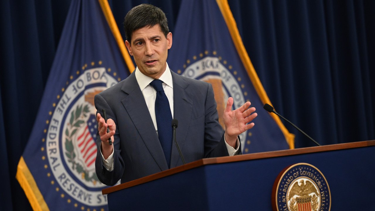 Warsh pense que le développement de l'IA aux États-Unis, d'une valeur de 700 milliards de dollars, fera baisser les prix, mais ses collègues préviennent que cela alimentera une inflation persistante.