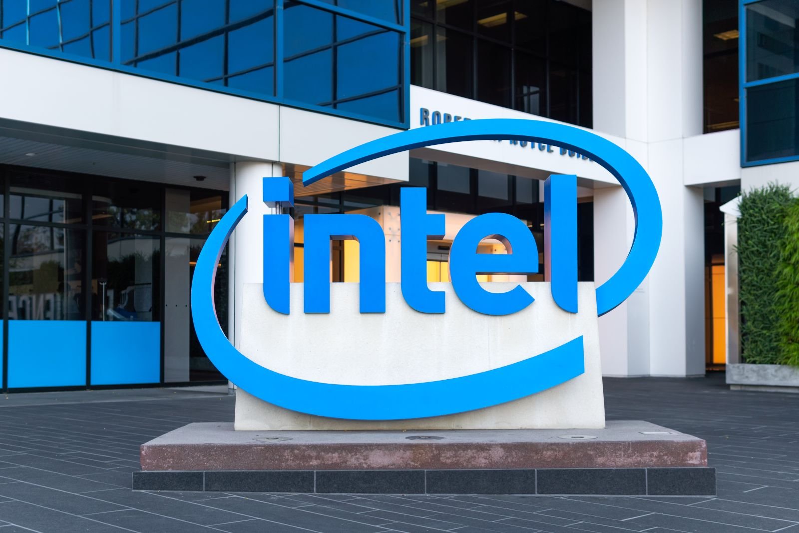 Jim Cramer dit qu'Intel est son titre n°1. Voici pourquoi.