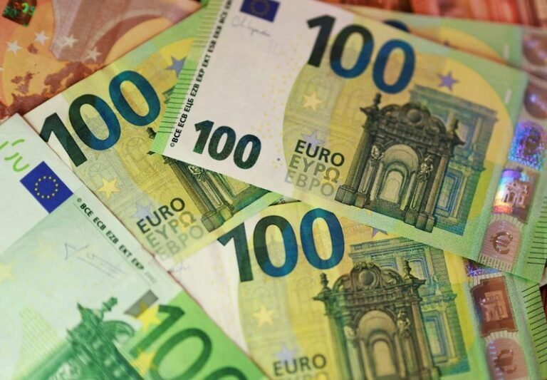 Le dollar atteint un nouveau plus haut depuis 40 ans face au yen et l'euro en baisse après la décision de la BCE