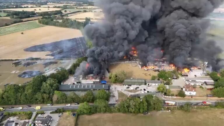 Vidéo : Incendie massif dans une grande unité industrielle à Rettendon, en Angleterre, où une explosion…