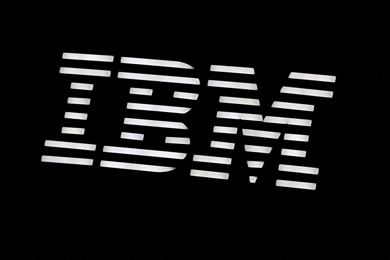 Après le krach boursier épique d'IBM, les discussions à Wall Street selon lesquelles Big Blue devrait s'arrêter