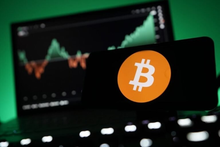 Bitcoin, Ethereum, XRP et Dogecoin stagnent malgré l'obtention de dispositions éthiques sur le projet de loi sur la cryptographie : un analyste souligne le niveau à « surveiller » pour BTC