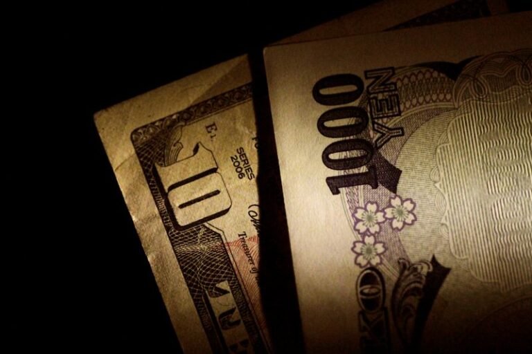Le dollar recule face au yen alors que les risques d'intervention s'amenuisent