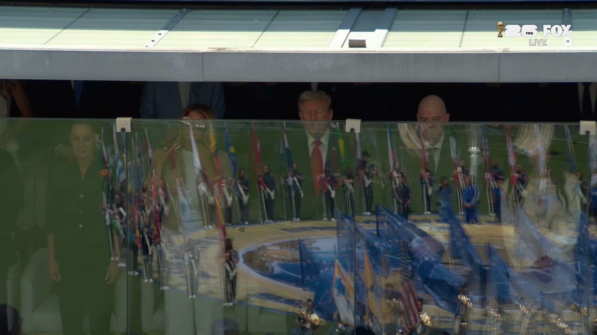 Le président Trump présent à la finale de la Coupe du Monde de la FIFA pendant l'hymne national.