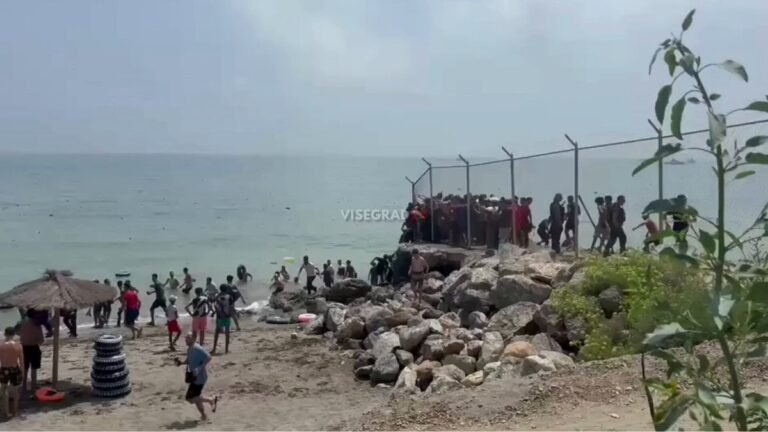 🇪🇸🇲🇦 Des milliers de migrants illégaux contournent simplement l'unique barrière séparant le Maroc de…