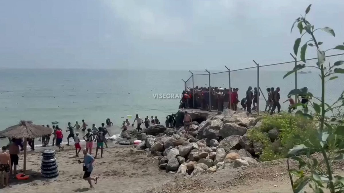 🇪🇸🇲🇦 Des milliers de migrants illégaux contournent simplement l'unique barrière séparant le Maroc de…