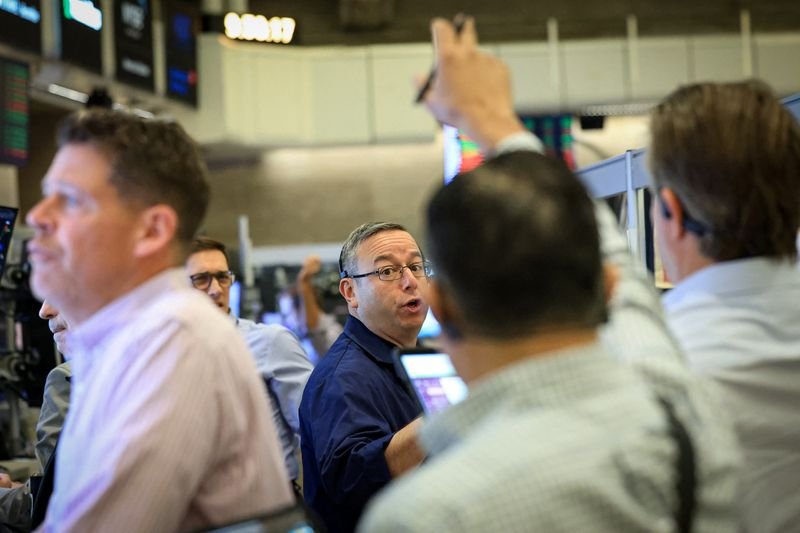Les contrats à terme de Wall St baissent alors que la prudence s'installe avant les bénéfices des grandes technologies