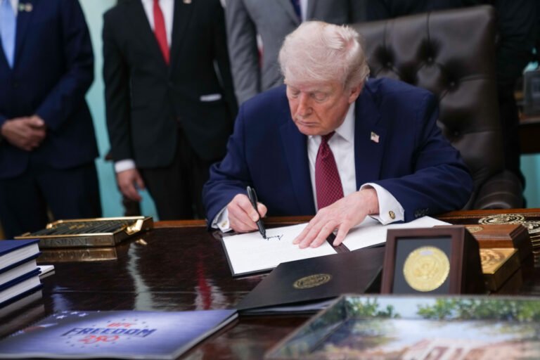 Trump prévoit des tarifs sur les médicaments génériques à partir de 2028 avec un délai de deux ans pour tester la poussée de relocalisation des États-Unis