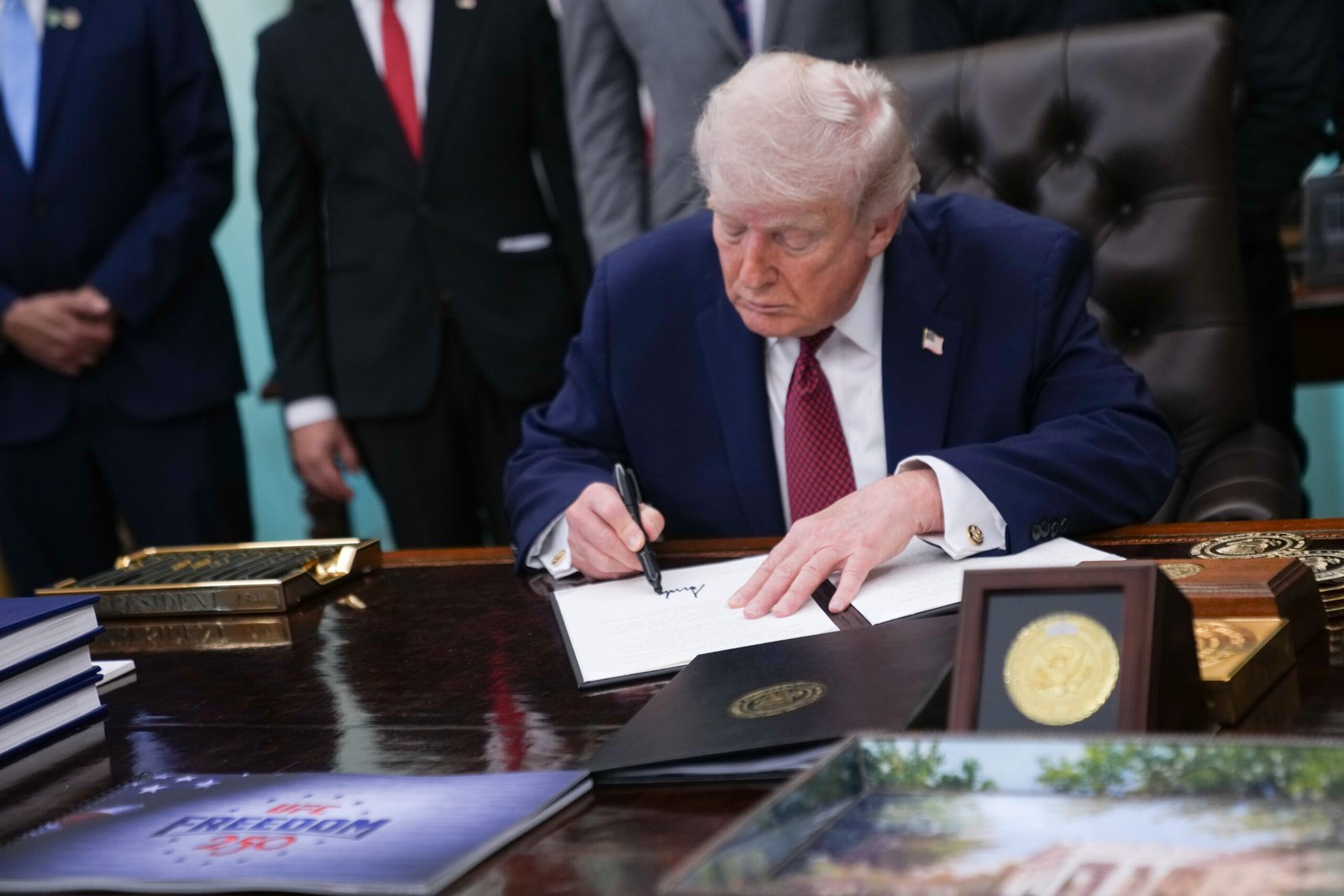 Trump prévoit des tarifs sur les médicaments génériques à partir de 2028 avec un délai de deux ans pour tester la poussée de relocalisation des États-Unis