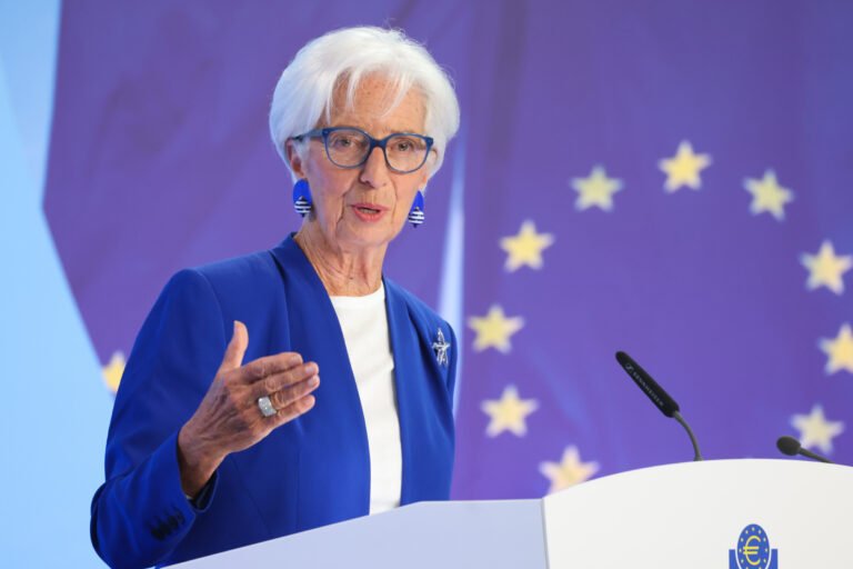 Christine Lagarde laisse la porte ouverte à une sortie anticipée de la BCE, alors qu'elle réfléchit à la politique française