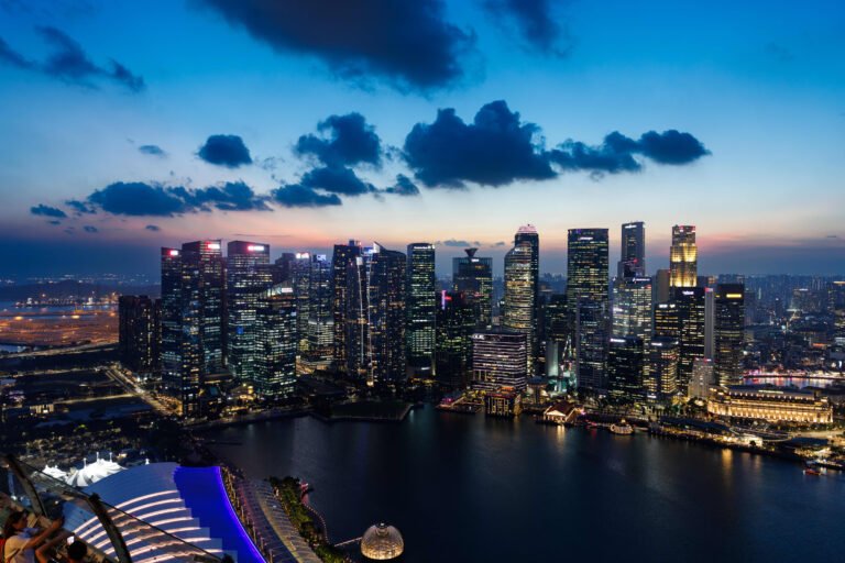 Singapour resserre sa politique monétaire de façon surprise alors que la hausse des prix du pétrole ravive le risque d'inflation