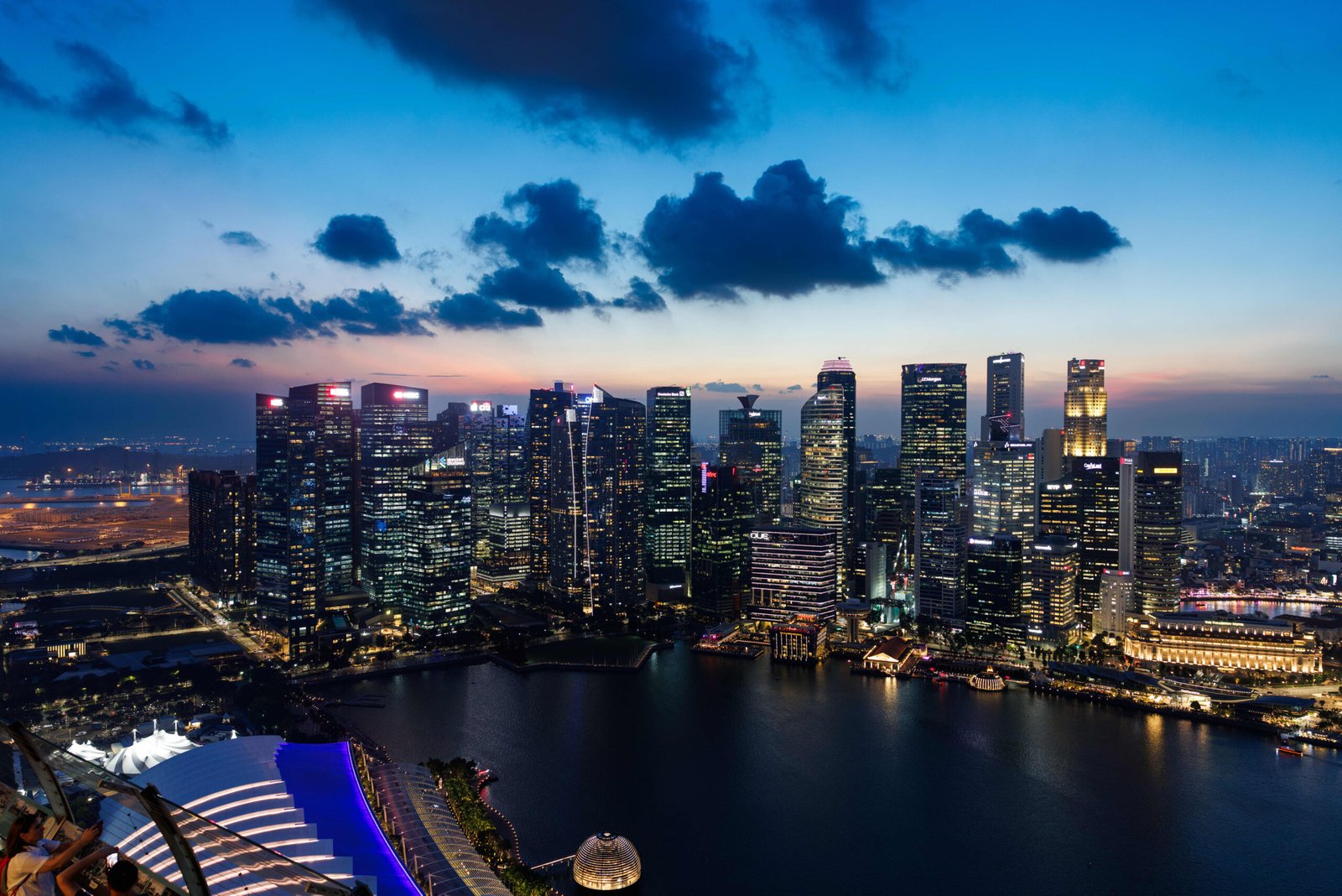 Singapour resserre sa politique monétaire de façon surprise alors que la hausse des prix du pétrole ravive le risque d'inflation
