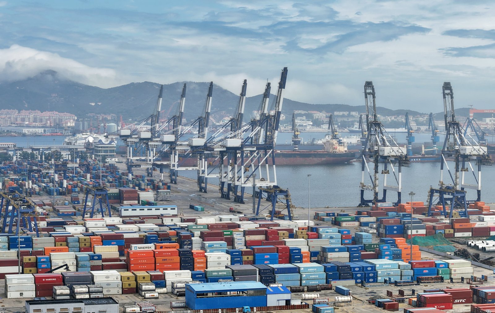 La Chine affiche sa croissance trimestrielle la plus lente depuis 2022 alors que les investissements s'effondrent, attisant les appels à la relance