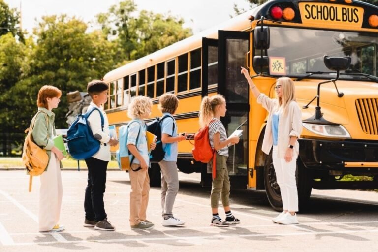 Grant Cardone affirme que les enfants passent des centaines d'heures à l'école. Combien d’argent consacreront-ils à apprendre à investir, à créer des flux de trésorerie ou à négocier des accords ?