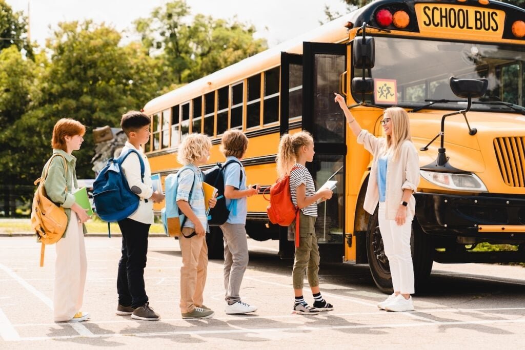 Grant Cardone affirme que les enfants passent des centaines d'heures à l'école. Combien d’argent consacreront-ils à apprendre à investir, à créer des flux de trésorerie ou à négocier des accords ?