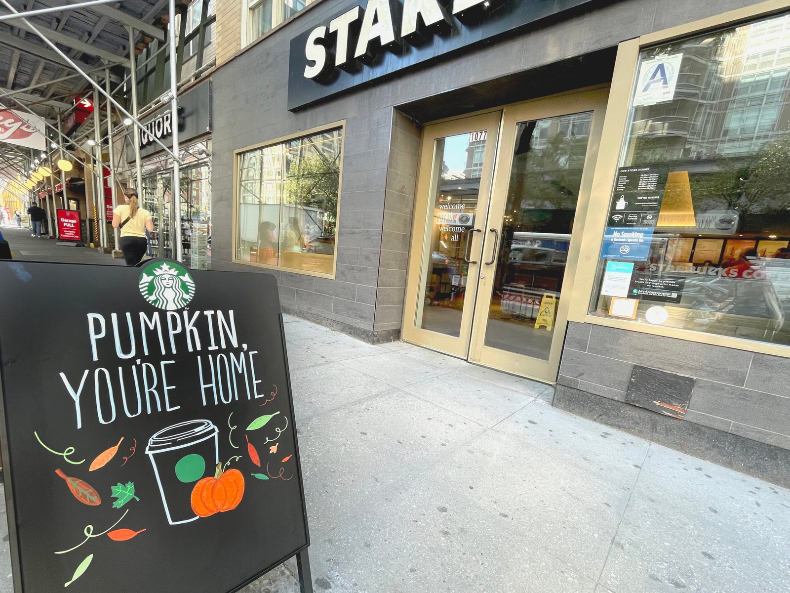 Pourquoi le PDG de Starbucks dit que le latte à la citrouille et aux épices ne sera pas au menu toute l'année