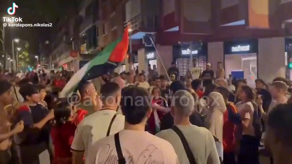 Un homme se présente aux célébrations de la Coupe du monde espagnole avec un drapeau palestinien et scande…