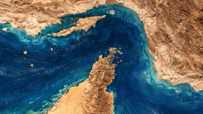 L’Iran et Oman tiennent des pourparlers à Ormuz alors que les États-Unis suspendent leurs frappes aériennes pour le deuxième jour