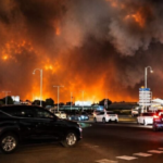 La France ordonne la plus grande évacuation en temps de paix depuis la Seconde Guerre mondiale alors que les incendies de forêt font rage