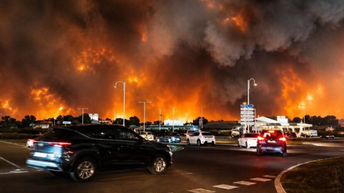 La France ordonne la plus grande évacuation en temps de paix depuis la Seconde Guerre mondiale alors que les incendies de forêt font rage