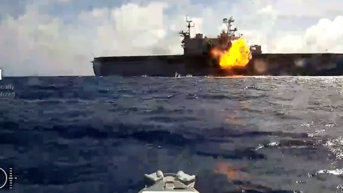 Regarder : Les nouveaux drones suicides de l’US Navy aident à couler un navire d’assaut amphibie désaffecté