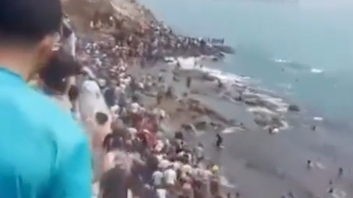 "On dirait la Seconde Guerre mondiale !" : Ceuta en Espagne envahie par des milliers d'hommes illégaux en âge de servir