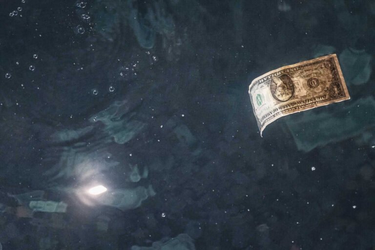 Le dollar recule alors que les prix du pétrole brut et les rendements des bons du Trésor chutent