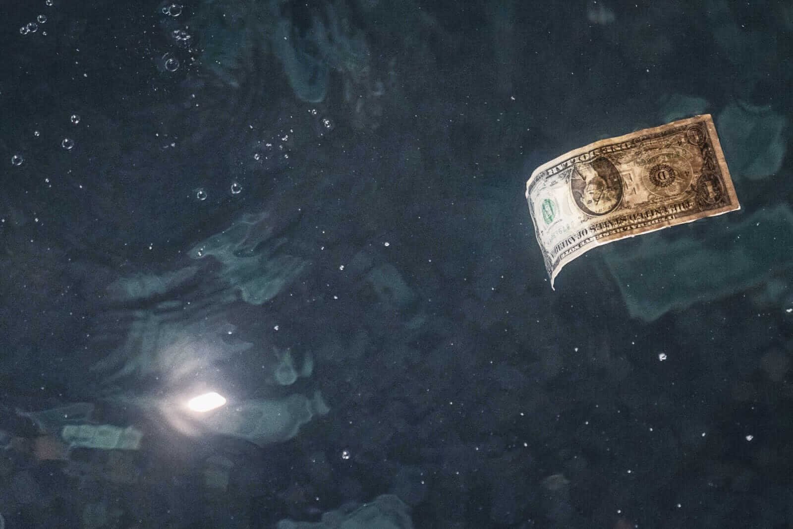 Le dollar recule alors que les prix du pétrole brut et les rendements des bons du Trésor chutent