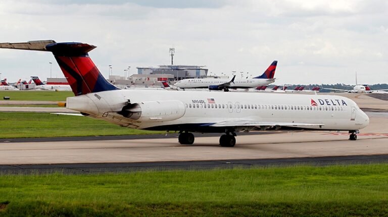Un appel rapproché à l'aéroport d'Atlanta oblige les alarmes anti-collision Delta à retentir