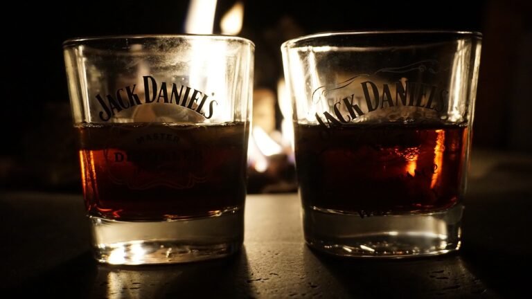 Brown-Forman Corporation : L'offre au comptant de 32 $ de Sazerac est rejetée en raison d'une déconnexion de la valorisation des boucliers de contrôle à double classe