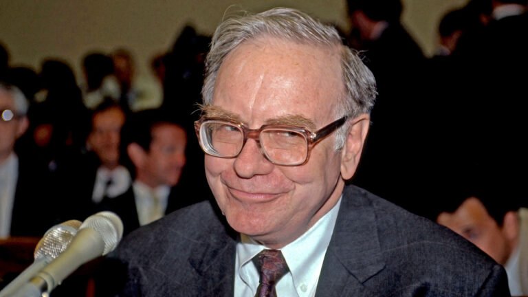 Berkshire Hathaway de Buffett détient un montant record de 397 milliards de dollars en liquidités. Un krach boursier est-il imminent – ​​devriez-vous suivre son exemple ?