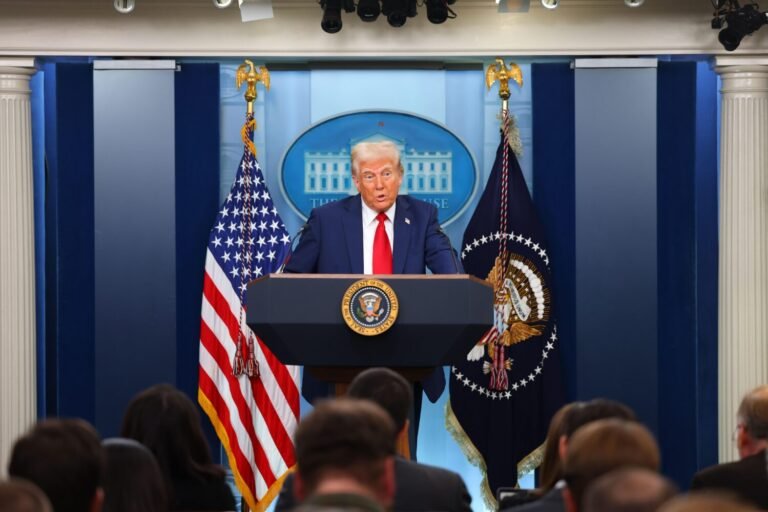 Le président Trump impose de nouveaux droits de douane à des dizaines de partenaires commerciaux après une décision de justice
