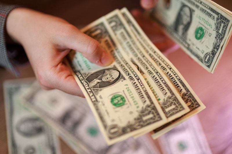 Le dollar reste stable grâce à la demande de valeur refuge et termine la semaine en baisse