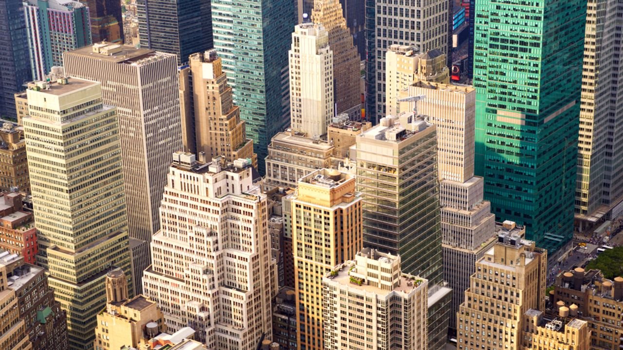 Le Nasdaq termine en baisse avec Tesla, les bénéfices d'Alphabet suivent
