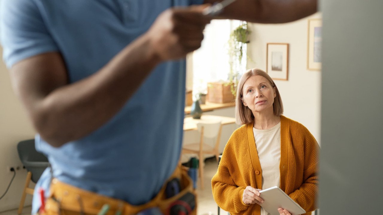 Une réparation domiciliaire de 25 000 $ pourrait anéantir son fonds d'urgence de 27 000 $ – les experts disent qu'il existe une décision plus intelligente