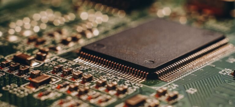 Le moyen le plus intelligent d’investir 5 000 $ dans un stock valant des milliards de dollars par rapport à ses rivaux spatiaux privés