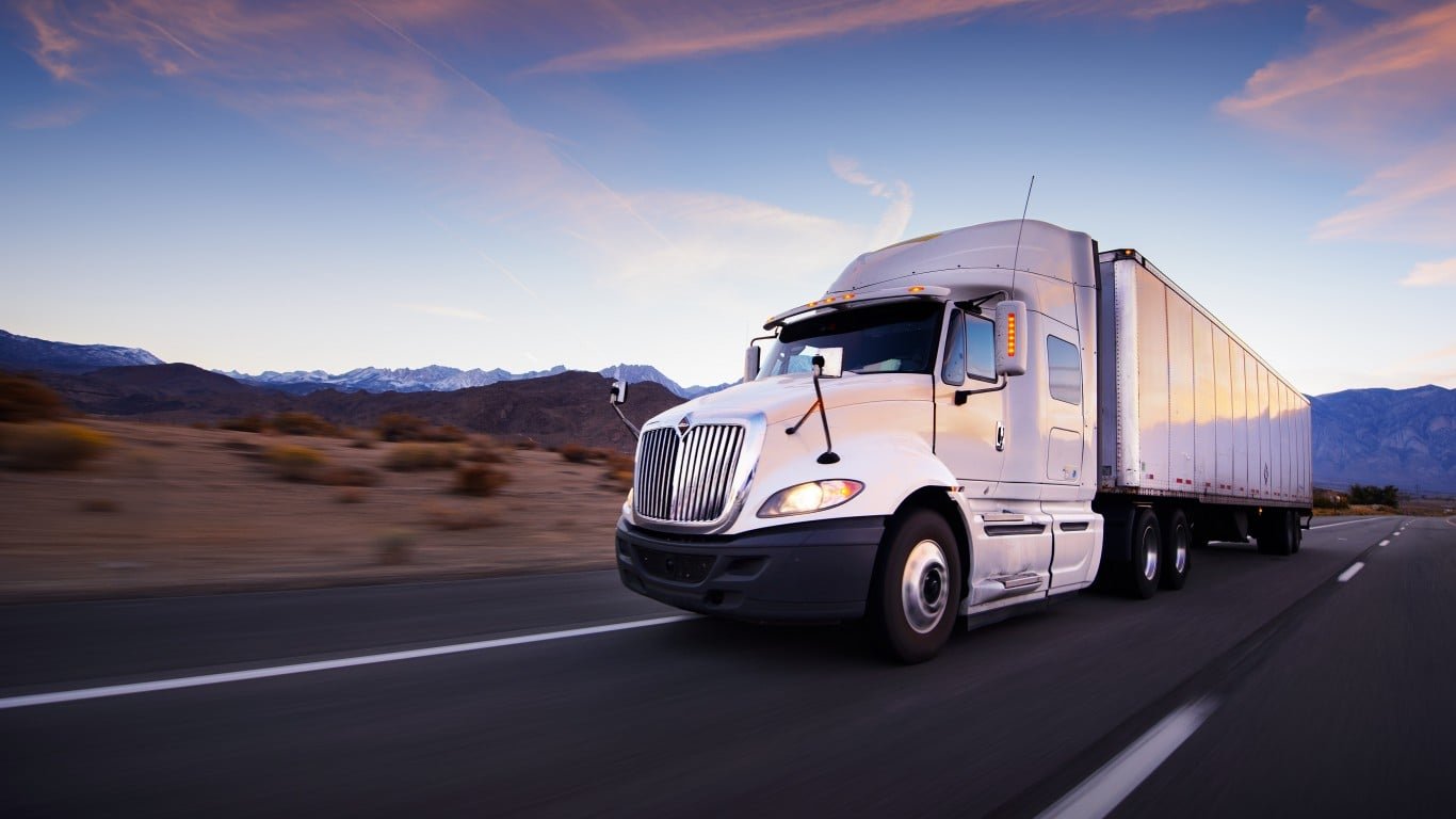 Un vétéran se lance dans le camionnage dans la soixantaine. Le nouveau salaire peut augmenter ou réduire sa sécurité sociale, selon une chose.