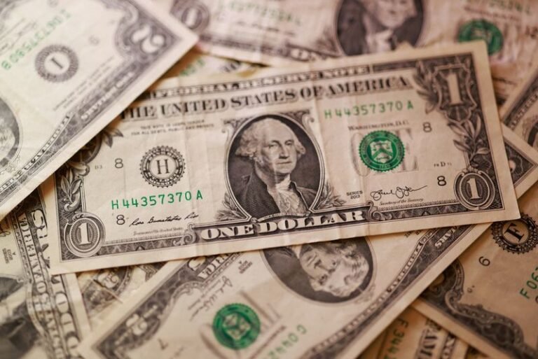 Le dollar s'affaiblit alors que les investisseurs évaluent la nervosité du Moyen-Orient face aux données sur l'inflation