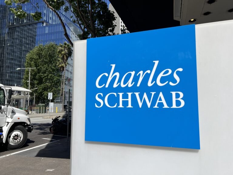 Les bénéfices de Charles Schwab augmentent alors que les commerçants de détail achètent la baisse au cours d'un trimestre volatil