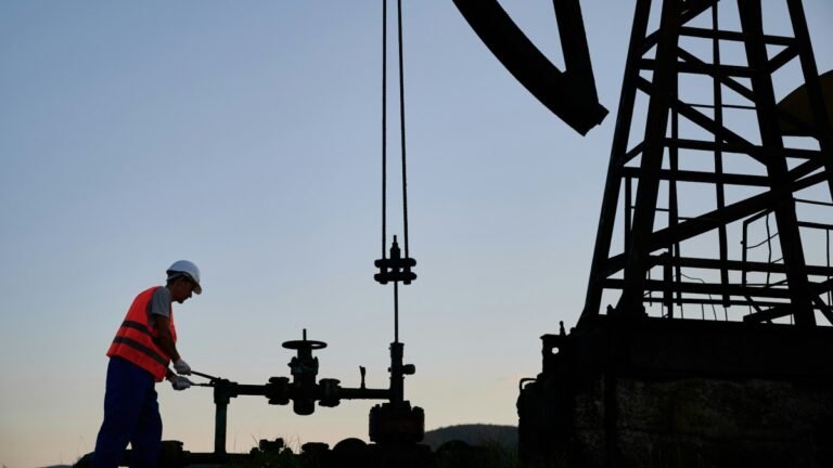 L’emploi dans le secteur pétrolier et gazier atteint son plus bas niveau en 2026 alors même que la production établit des records