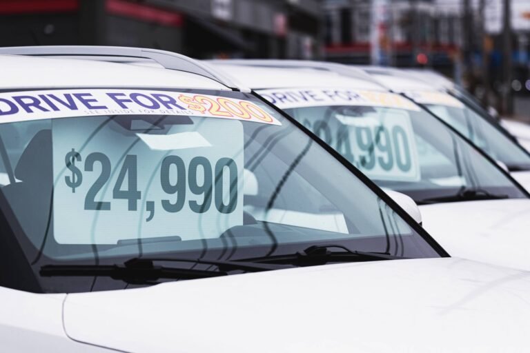Un grand concessionnaire automobile supprime 40 % de ses emplacements et émet un avertissement sérieux