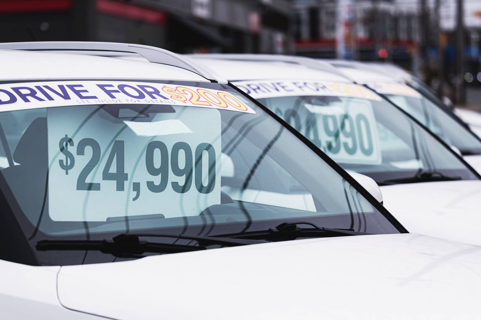 Un grand concessionnaire automobile supprime 40 % de ses emplacements et émet un avertissement sérieux