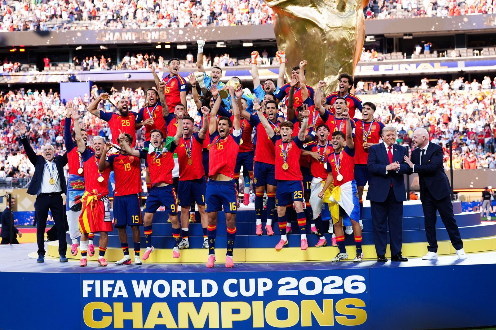 Le président Trump remet le trophée de la Coupe du monde après la victoire de l'Espagne sur l'Argentine