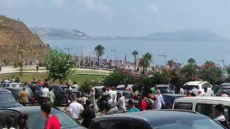 MAINTENANT - Des milliers de migrants illégaux en provenance d'Afrique prennent d'assaut la frontière de…