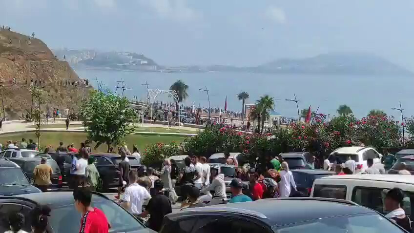 MAINTENANT - Des milliers de migrants illégaux en provenance d'Afrique prennent d'assaut la frontière de…