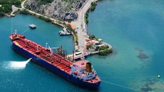 Les raffineurs mondiaux suppriment les négociants en pétrole pour acheter directement du brut vénézuélien